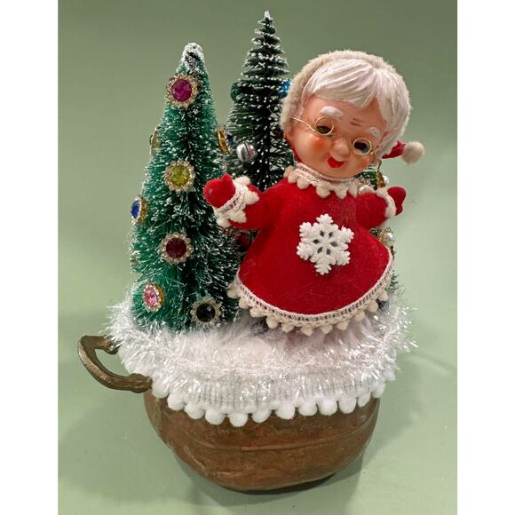 Price Reduced Vintage Mrs. Claus Assemblage in a Tin Pot - Picture 3 of 8